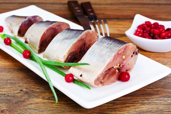 Kızılcık ve baharatlı tuzlu uskumru.