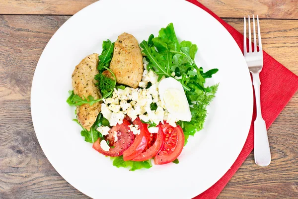 Filé de galinha com alface Arugula, tomate com ovo — Fotografia de Stock