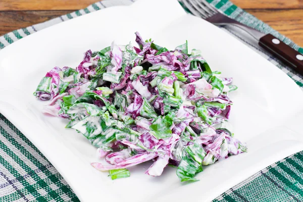 Lechuga, Radicchio y yogur natural bajo en grasa. Harina dietética — Foto de Stock