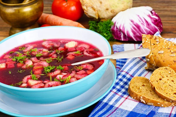 Pancar, domates ve kereviz çorbası