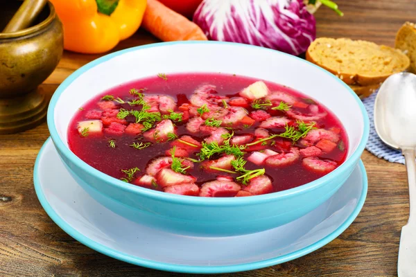 Pancar, domates ve kereviz çorbası