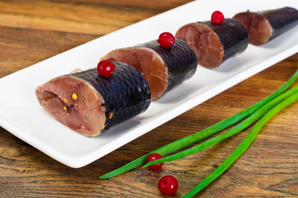 Kızılcık ve baharatlı tuzlu uskumru.