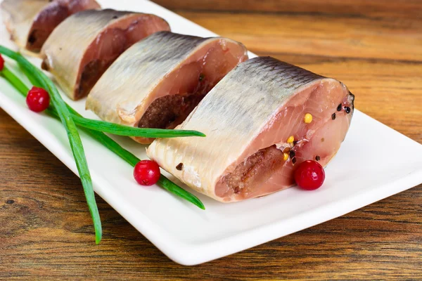 Kızılcık ve baharatlı tuzlu uskumru.