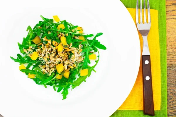 Salada de trigo cultivado, Arugula, sementes de abóbora com pimenta doce — Fotografia de Stock