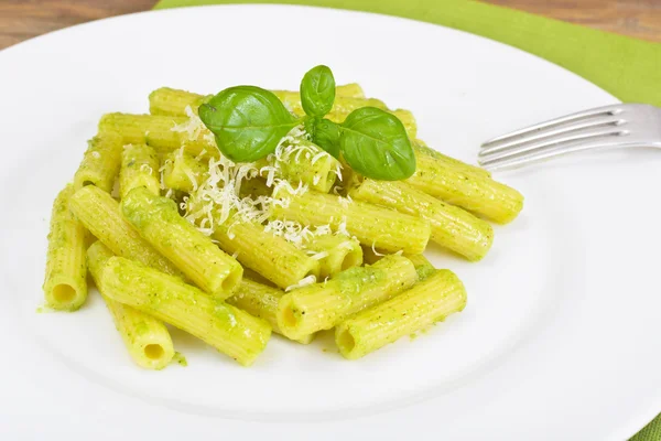 Penne makarna Pesto ve fesleğen sos ile