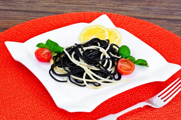 Czarny Spaghetti z atramentem mątwy, pomidorów i bazylii. Mediterra — Zdjęcie stockowe