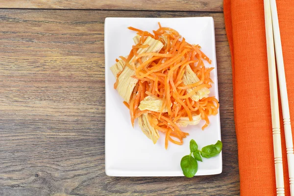 Havuç salatası, tuz, şeker, soğan, sarımsak, bitkisel yağ, balsami