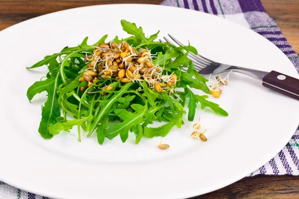 Roka Salatası ile beyaz plaka Germinated tahıl