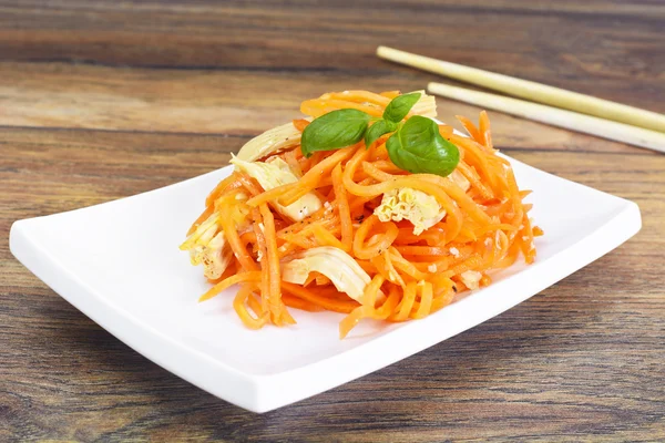 Havuç salatası, tuz, şeker, soğan, sarımsak, bitkisel yağ, balsami