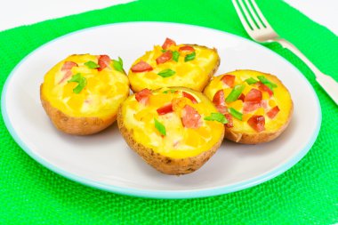 Salam sosis ve sarı biber ile doldurulmuş patates