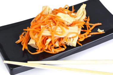 Havuç salatası, tuz, şeker, soğan, sarımsak, bitkisel yağ, balsami