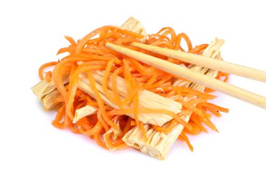 Havuç salatası, tuz, şeker, soğan, sarımsak, bitkisel yağ, balsami