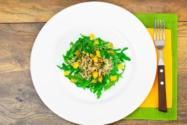 Yetiştirilen buğday, roka, kabak çekirdeği ile tatlı biber salatası