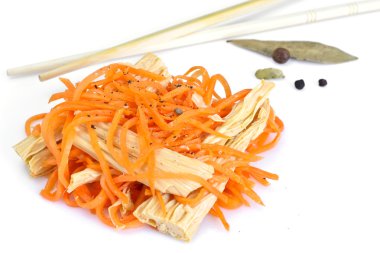 Havuç salatası, tuz, şeker, soğan, sarımsak, bitkisel yağ, balsami