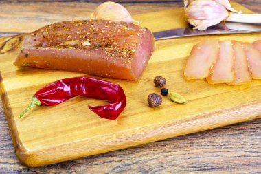 Baharat soslu soğuk haşlanmış domuz eti