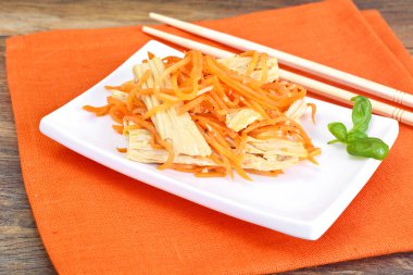 Havuç salatası, tuz, şeker, soğan, sarımsak, bitkisel yağ, balsami