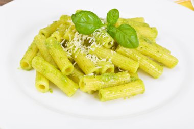 Penne makarna Pesto ve fesleğen sos ile