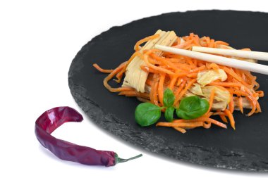 Havuç salatası, tuz, şeker, soğan, sarımsak, bitkisel yağ, balsami