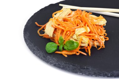 Havuç salatası, tuz, şeker, soğan, sarımsak, bitkisel yağ, balsami