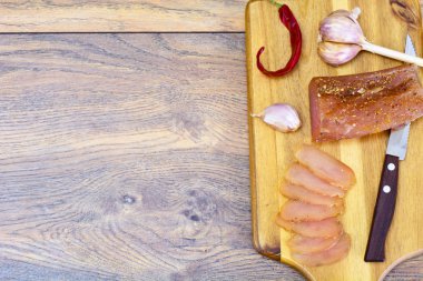 Baharat soslu soğuk haşlanmış domuz eti