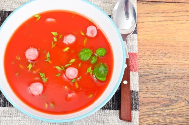 Plaka havuç domates çorbası. Ulusal İtalyan mutfağı