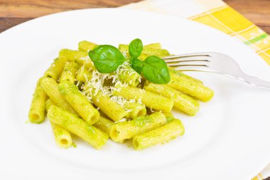 Penne makarna Pesto ve fesleğen sos ile