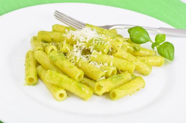 Penne makarna Pesto ve fesleğen sos ile