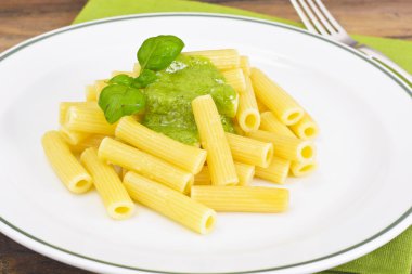 Penne makarna Pesto ve fesleğen sos ile