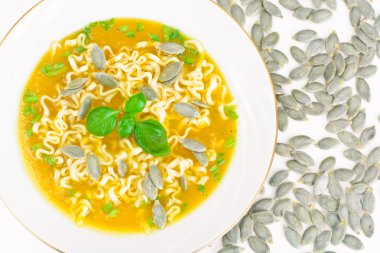 Makarna ve fesleğen ile kabak çorbası. Diyet gıda