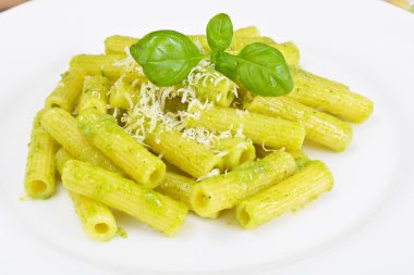 Penne makarna Pesto ve fesleğen sos ile