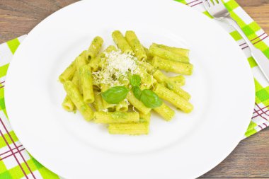 Penne makarna Pesto ve fesleğen sos ile