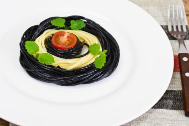 Siyah mürekkep balığı mürekkep, spagetti domates ve fesleğen. Mediterra