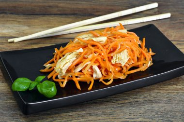 Havuç salatası, tuz, şeker, soğan, sarımsak, bitkisel yağ, balsami