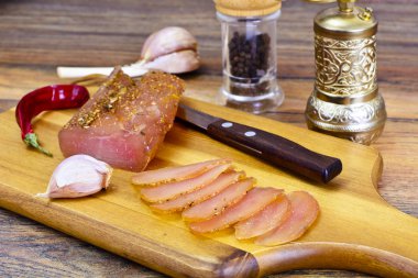 Baharat soslu soğuk haşlanmış domuz eti