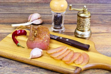 Baharat soslu soğuk haşlanmış domuz eti