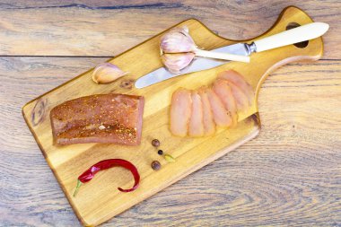 Baharat soslu soğuk haşlanmış domuz eti