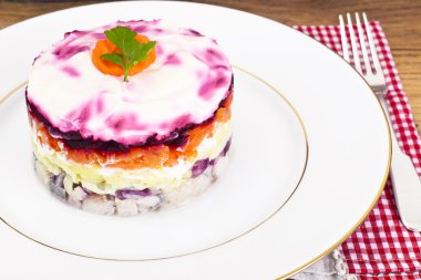 Rus salatası kat pancar, havuç, patates ve ringa balığı