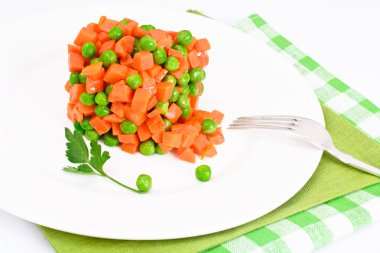 Sulu sebze güveç. Marul, bezelye ve havuç. Diyet gıda