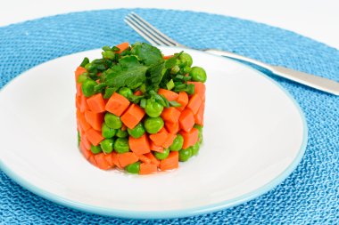 Sulu sebze güveç. Marul, bezelye ve havuç. Diyet gıda