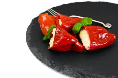 Keçi peyniri ile doldurulmuş biber