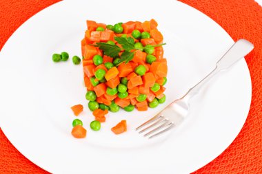 Sulu sebze güveç. Marul, bezelye ve havuç. Diyet gıda