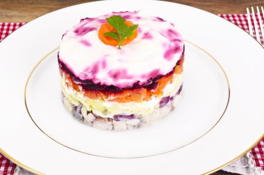 Rus salatası kat pancar, havuç, patates ve ringa balığı