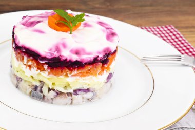 Rus salatası kat pancar, havuç, patates ve ringa balığı