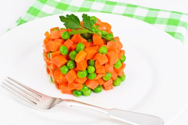 Sulu sebze güveç. Marul, bezelye ve havuç. Diyet gıda