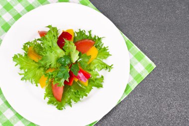 Domates, marul salatası ile tatlı biber