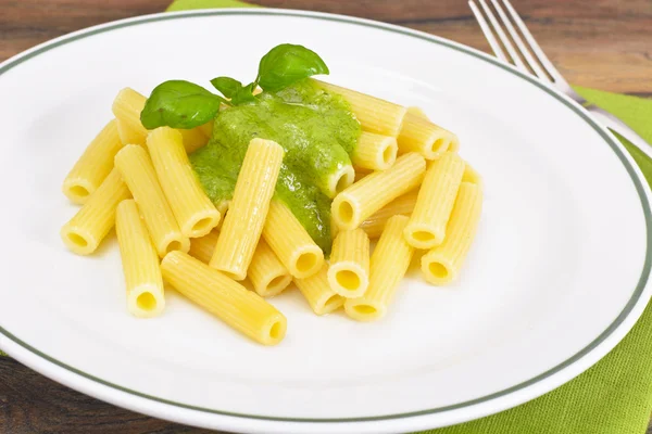 Makaron penne z Pesto i bazylia, sos — Zdjęcie stockowe