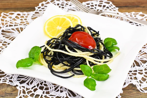 Espaguete preto com tinta de choco, tomate e manjericão. Mediterrâneo — Fotografia de Stock