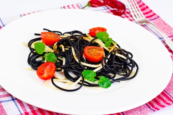 黒のイカ墨スパゲッティ トマトとバジル。メディテラ — ストック写真