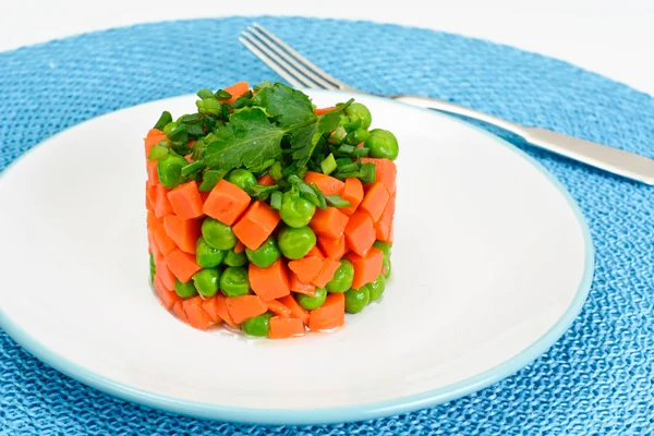 Sulu sebze güveç. Marul, bezelye ve havuç. Diyet gıda