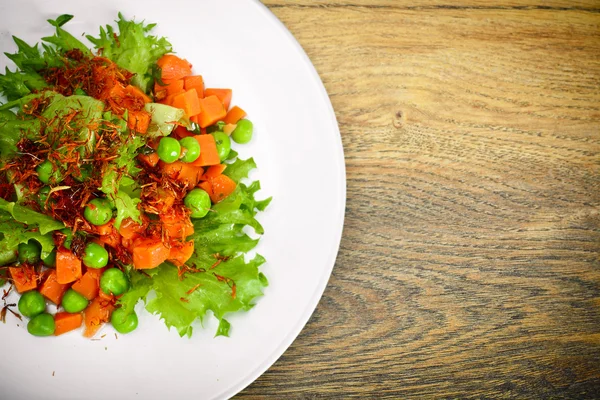 Ragoût de légumes juteux. Laitue, pois et carottes. Alimentation diététique — Photo